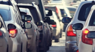 Jutro nie wyjeżdżaj z Warszawy. Piesi będą przechodzić przez pasy