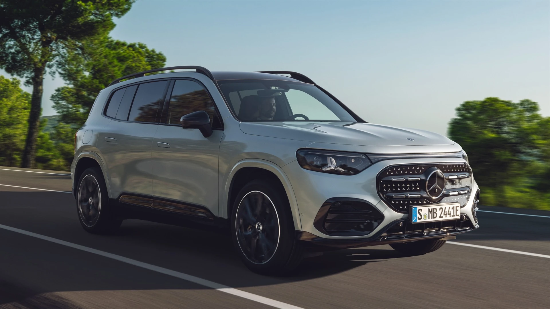 Nowy Mercedes-Benz GLB już jest. Siedmioosobowy SUV powalczy ceną