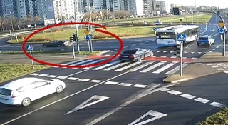 Kierowca poległ na rondzie. Jest ktoś, z kim może klepać się po ramieniu