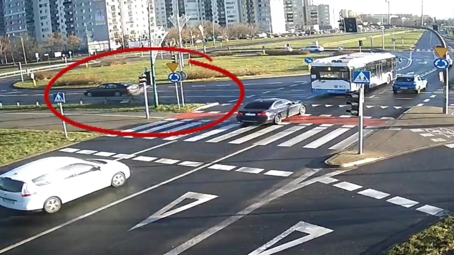 Kierowca poległ na rondzie. Jest ktoś, z kim może klepać się po ramieniu