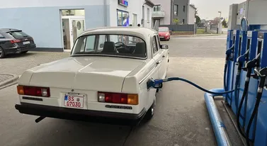 Jeździ 38-letnią chińską limuzyną po Europie. W Chinach zakazano jej używać