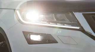 Unia wprowadziła zmiany w światłach do jazdy dziennej. Wszystko, co musisz wiedzieć