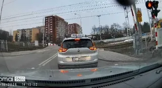 Wjechał na przejazd kolejowy. Teraz może pożegnać się z pracą