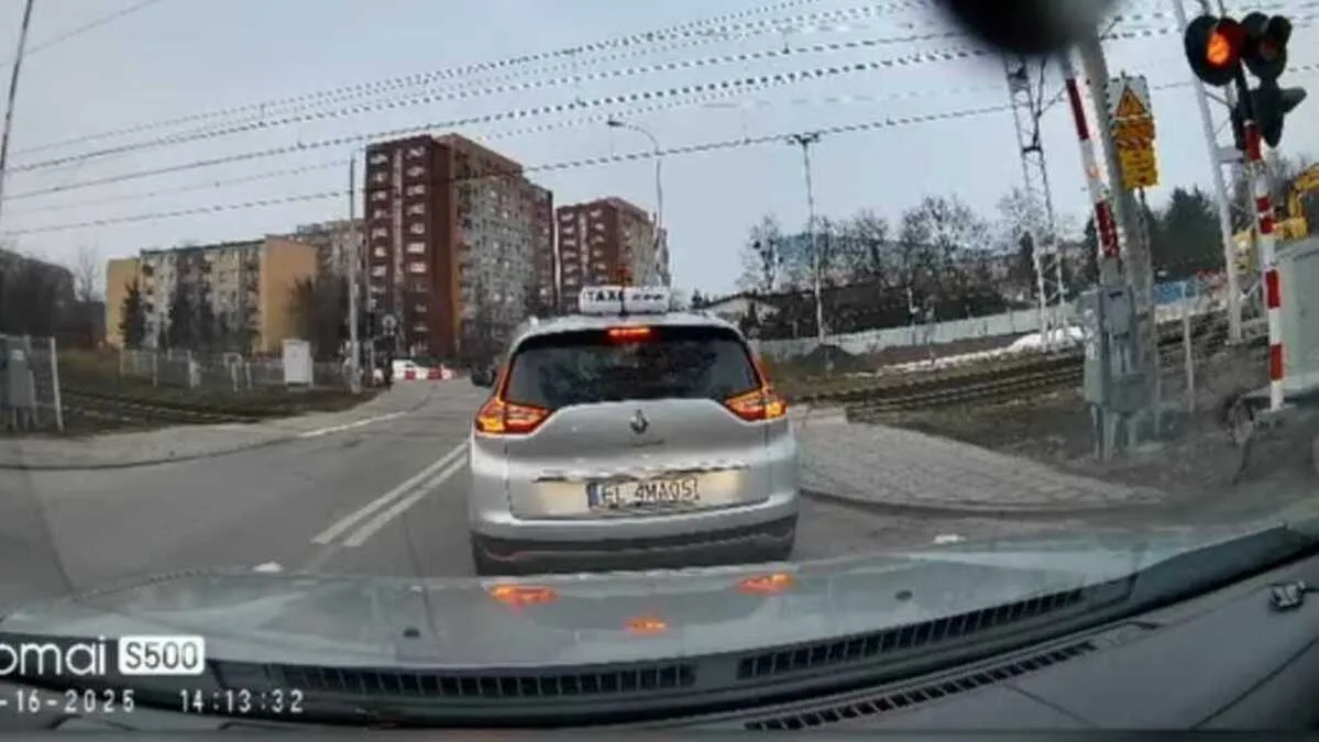 Wjechał na przejazd kolejowy. Teraz może pożegnać się z pracą