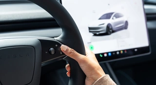 Świąteczny prezent od Tesli: duża aktualizacja, nowe funkcje. Nie każda ma sens