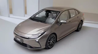 Toyota Corolla po liftingu urosła. Wygląda jak Camry za ułamek ceny