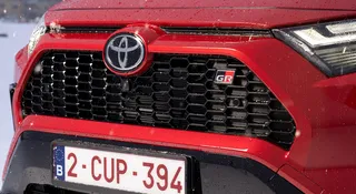 To nie samochody elektryczne zagrażają pieszym. To samochód, który stoi pod twoim blokiem