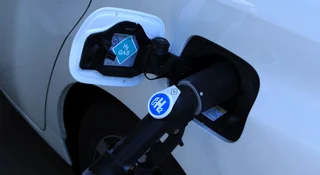 Autobusy wożą lawetą na stację tankowania. Tak umiera napęd spalinowy