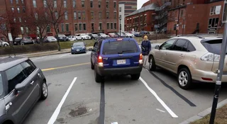 Nakaz parkowania tyłem do budynku. I ruch staje się płynny