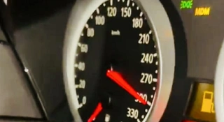 Jechał 300 km/h. Teraz narzeka, że zabrali mu samochód