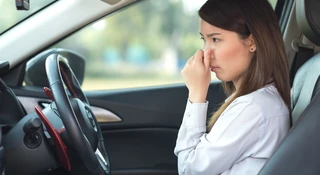 Źle zaparkował, wlali mu kwas do samochodu. Na naprawę wyda dziesiątki tysięcy