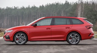 Nowa Skoda Octavia będzie klasyczną hybrydą. Corolla trzęsie kołami ze strachu