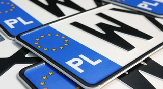Twój samochód może wrócić z Czech na lawecie. Policja zabiera tablice za cudze długi
