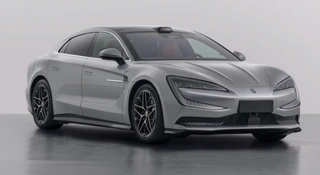 Mieści 6 Nissanów Leaf. To zrównoważony chiński sedan