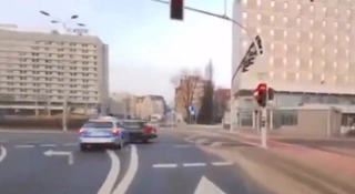 Radiowóz taranuje Audi. Mamy nagranie wykonane kartoflem