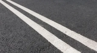 Linia ciągła to lawa. Mniejszym złem jest urwanie lusterka