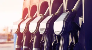 Kierowcy zapłacą więcej za paliwo. Zostaną inwestorami polskiej kolei