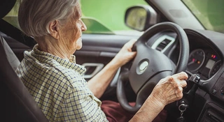 Nigdy nie jest za późno na prawo jazdy. Poszła na kurs po 50 latach przerwy