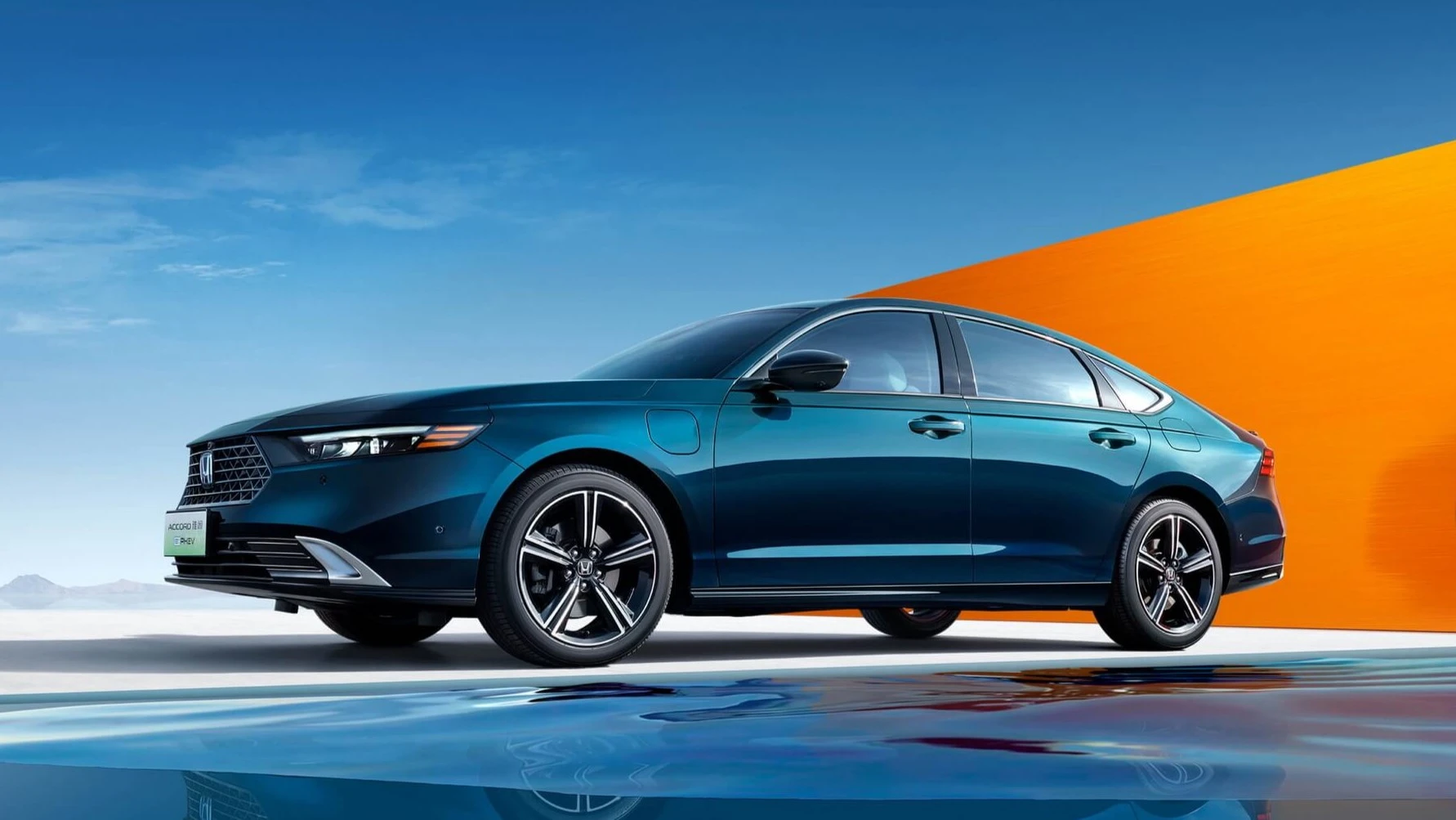 Honda przecenia Accorda o 50 000 zł. Problemy tłumaczy urodzinami