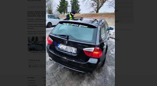 Kierowca BMW zatrzymany za napis. Policja nie pieści się w tańcu