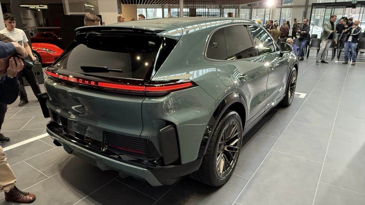 porsche cayenne electric 