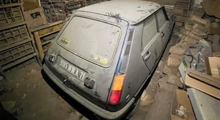 Ten maluch 43 lata gnił w garażu. Ma ciągle naklejane tablice