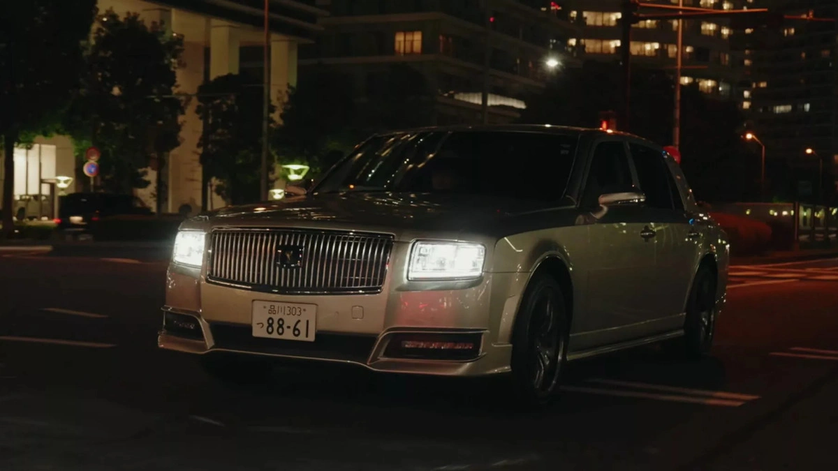 Toyota dla oyabuna z bardziej drapieżną twarzą. Odechce ci się Maybacha