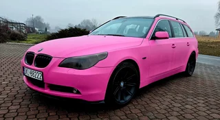 Znaleźliśmy motoryzacyjny prezent dla zakochanych. Miłość nie szuka poklasku