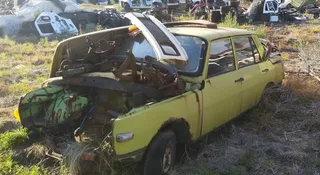 ZDM bierze się za odholowywanie wraków. Co robić, gdy złom zalega pod blokiem?