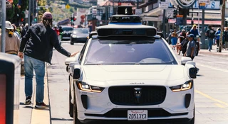 Autopilot to ściema. Twoim samochodem steruje Filipińczyk