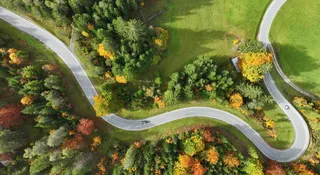 Białe kółka na krętych górskich drogach. Kierowcy zdziwieni i o to chodzi