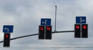 Koszmarek na skrzyżowaniu. Ta kombinacja sygnalizacji i pasów ruchu powoduje chaos