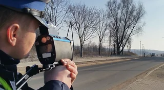 Tyle praw jazdy zabrano poza terenem zabudowanym. Policja podała dane