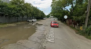 Warszawska droga błaga o remont. Zapewnia kurs zmiany koła