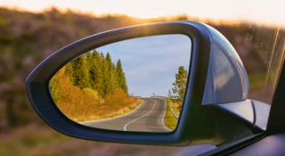 Zabrali mu dowód za brak lusterka. A bronił się, przepisów nawyciągał