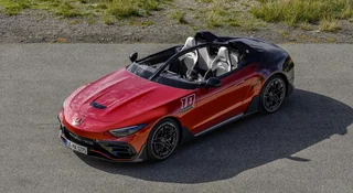 Rzadki Mercedes odwiedził warszawską Pragę. Czysta prędkość bez przedniej szyby