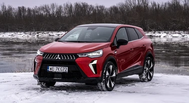 SUV Mitsubishi z pełnym cennikiem. Hybryda za 136 900 zł, ale może być mniej