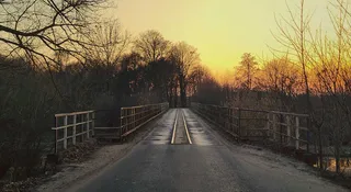 Samochody i pociągi na jednym pasie ruchu. Niezwykły most w Polsce