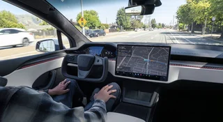 Zapijcie pasy. Tesle będą jeździć same po Europie