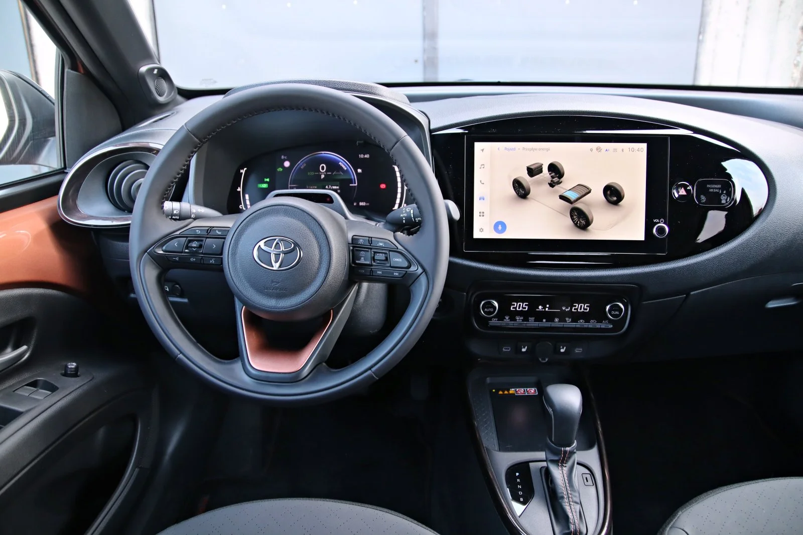 https://cdn-ab.spidersweb.pl/2026/03/toyota-aygo-x-hybrid-test-kokpit1.jpg