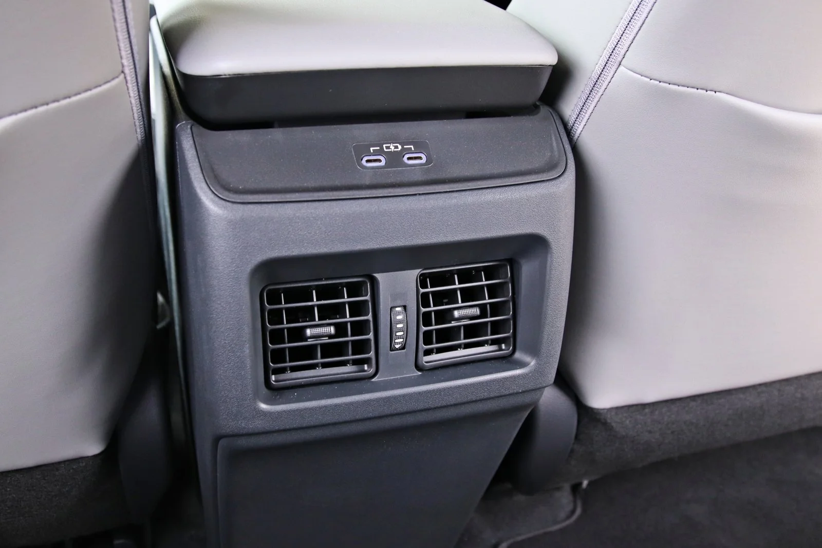 Toyota C-HR+ (2026) - tunel środkowy