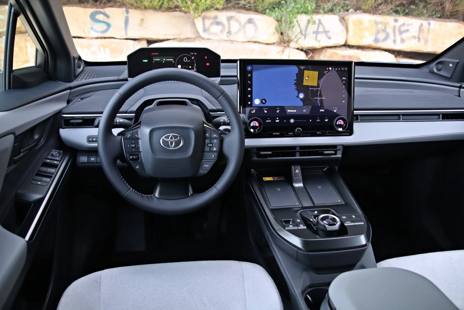 https://cdn-ab.spidersweb.pl/2026/03/toyota-c-hr-plus-pierwsza-jazda-kokpit1.jpg