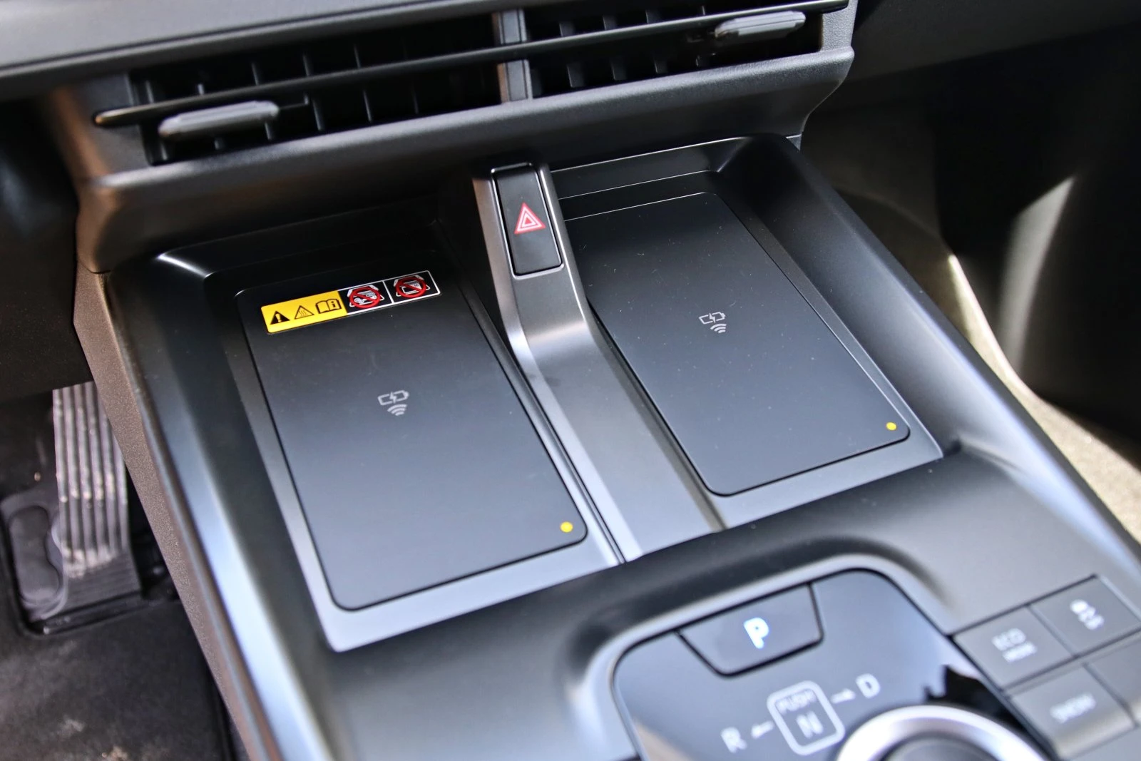 Toyota C-HR+ (2026) - bezprzewodowa ładowarka