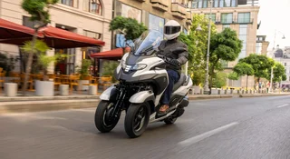 Motocykl z poduszką powietrzną. Dziwak stał się dziwniejszy