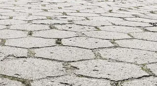 Nie narzekaj na nierówną nawierzchnię. To kawałek polskiej historii