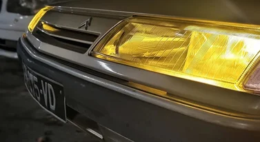 Żółte reflektory przegrały. Dzięki, Unio Europejska