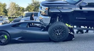 Kobieta w pickupie przejechała Lamborghini. Nadal chcecie te krowy w Europie?