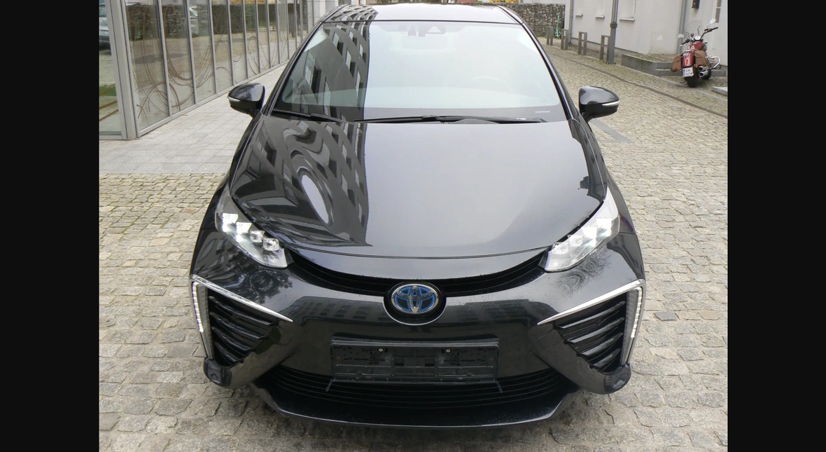 Image for Ośmioletni prestiżowy sedan Toyoty za grosze. 26 tysięcy i zabierasz z pocałowaniem ręki