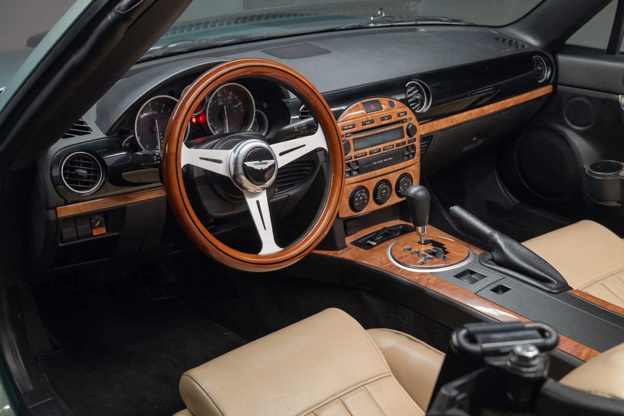 https://cdn-ab.spidersweb.pl/2026/04/aston-martin-mx5-deska.webp