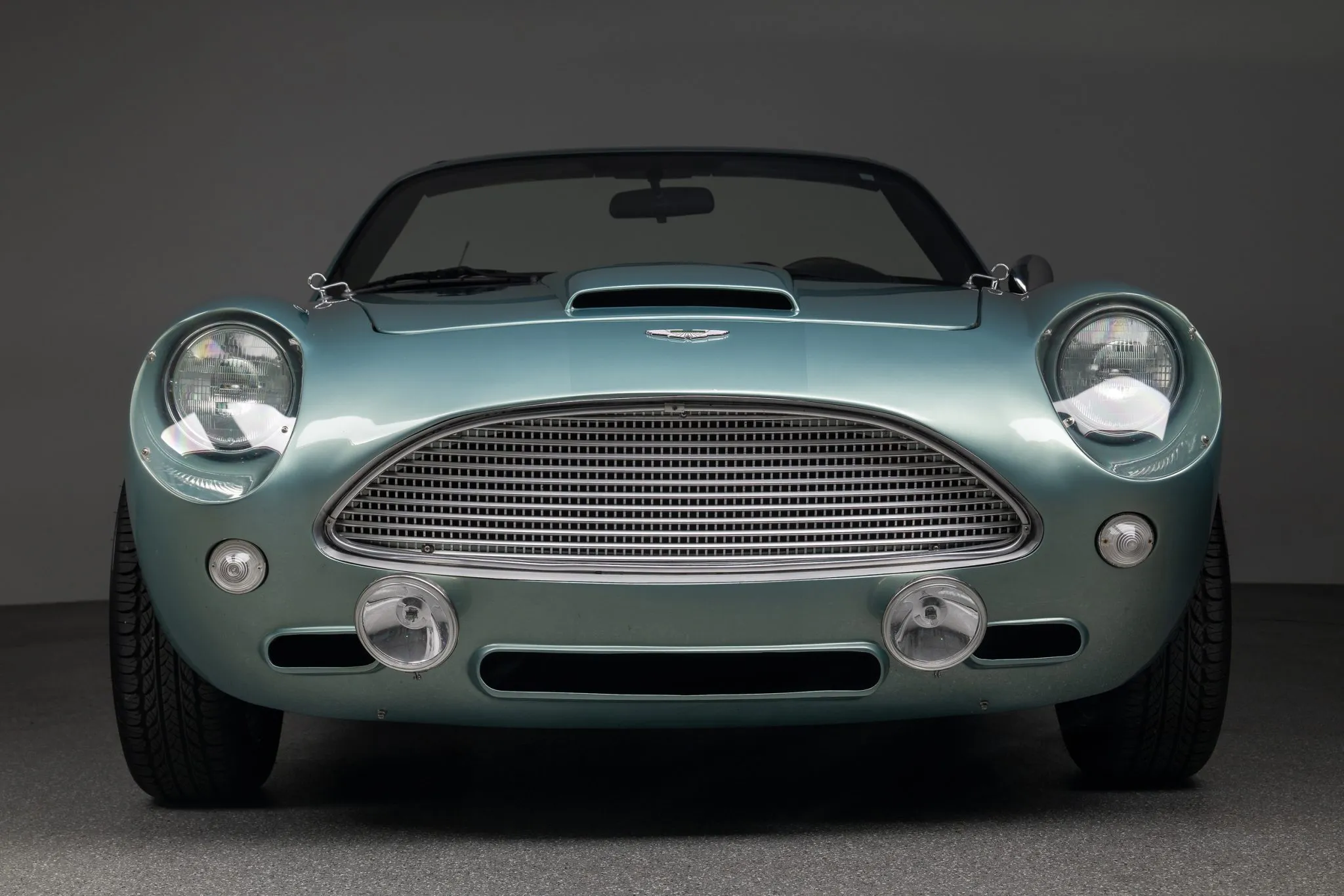 https://cdn-ab.spidersweb.pl/2026/04/aston-martin-mx5-przod.webp